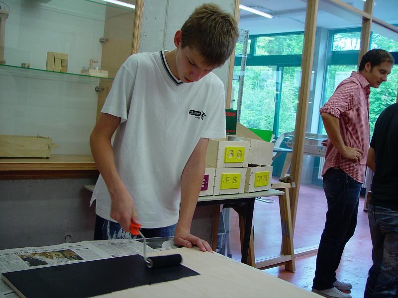 Projekt Theke46.JPG - Robin beim Streichen der Tafel.